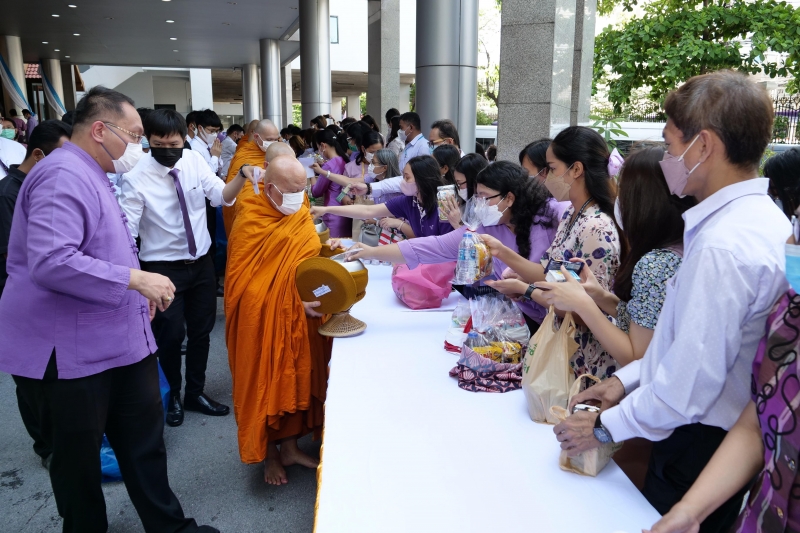  พิธีเจริญพระพุทธมนต์และทำบุญตักบาตร ถวายพระราชกุศลและถวายพระพรชัยมงคล เนื่องในโอกาสวันเฉลิมพระชนมพรรษา สมเด็จพระนางเจ้า ฯ พระบร