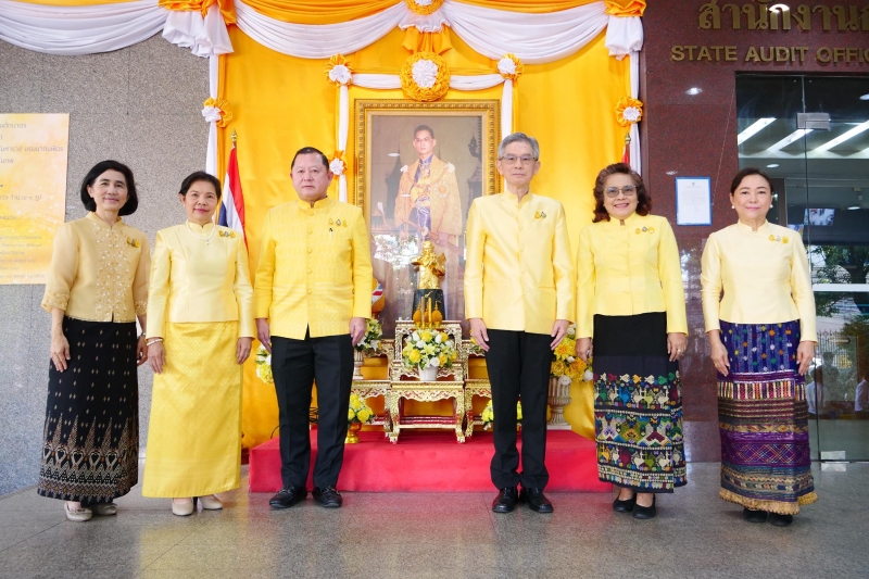พิธีสวดพระพุทธมนต์และทำบุญตักบาตร
