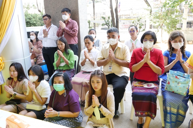 พิธีเจริญพระพุทธมนต์และทำบุญตักบาตร