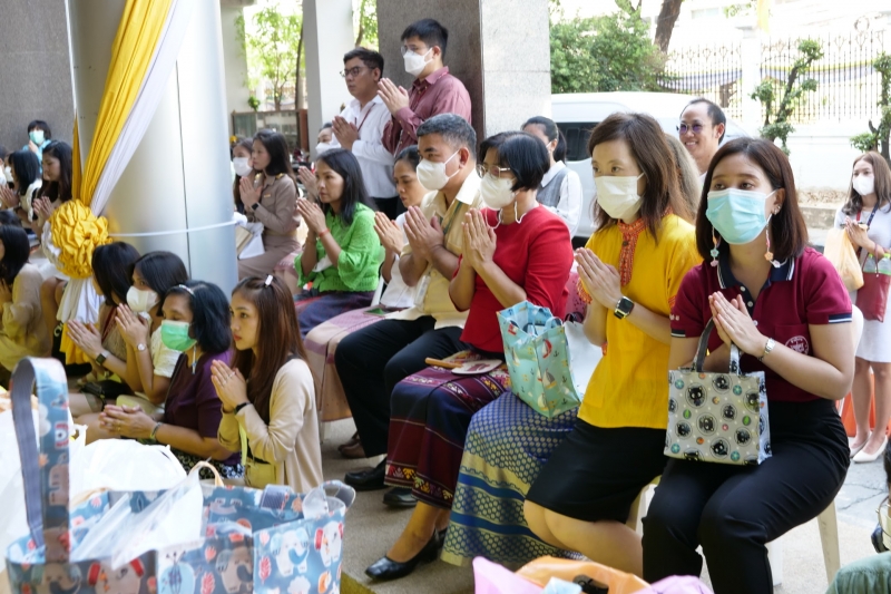 พิธีเจริญพระพุทธมนต์และทำบุญตักบาตร