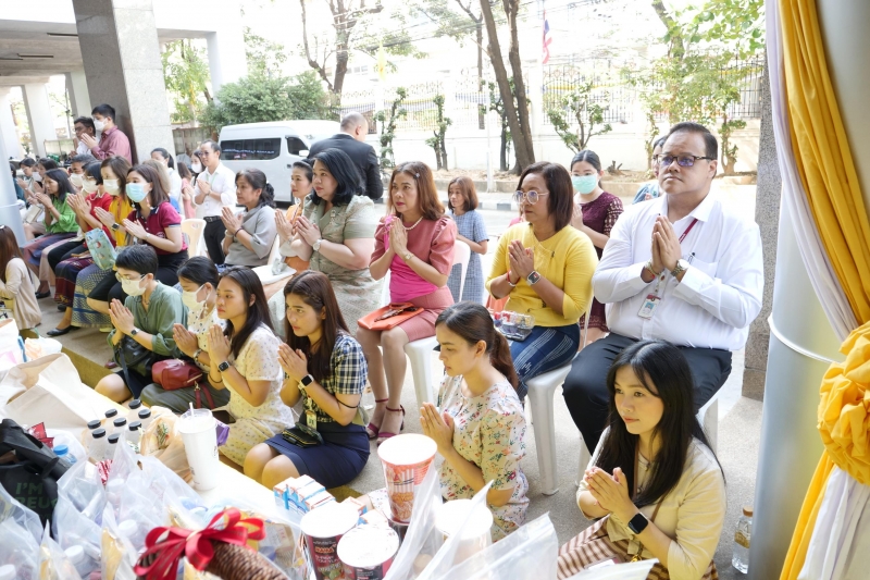 พิธีเจริญพระพุทธมนต์และทำบุญตักบาตร