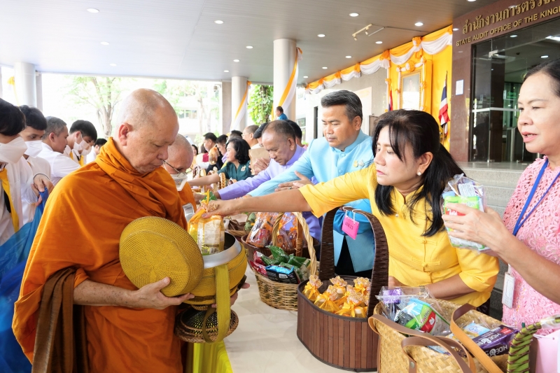 พิธีเจริญพระพุทธมนต์และทำบุญตักบาตร
