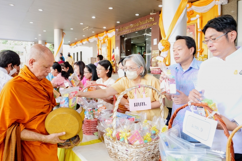 พิธีเจริญพระพุทธมนต์และทำบุญตักบาตร