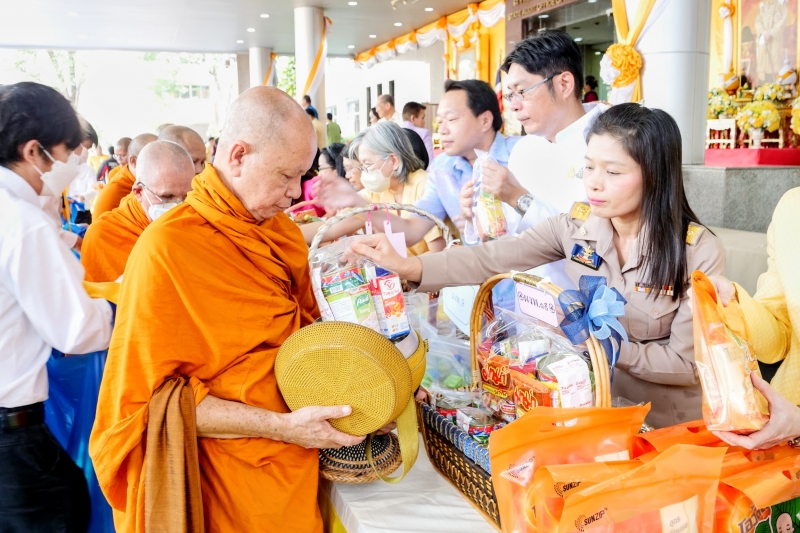 พิธีเจริญพระพุทธมนต์และทำบุญตักบาตร