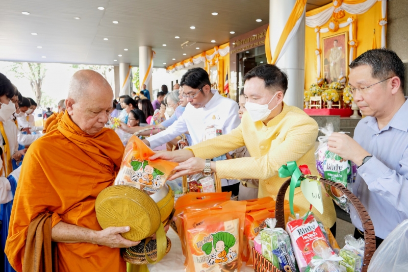 พิธีเจริญพระพุทธมนต์และทำบุญตักบาตร