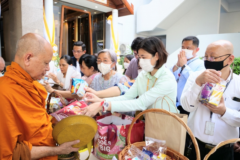 พิธีเจริญพระพุทธมนต์และทำบุญตักบาตร