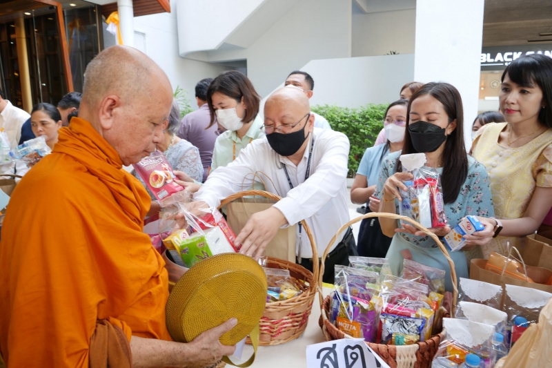 พิธีเจริญพระพุทธมนต์และทำบุญตักบาตร
