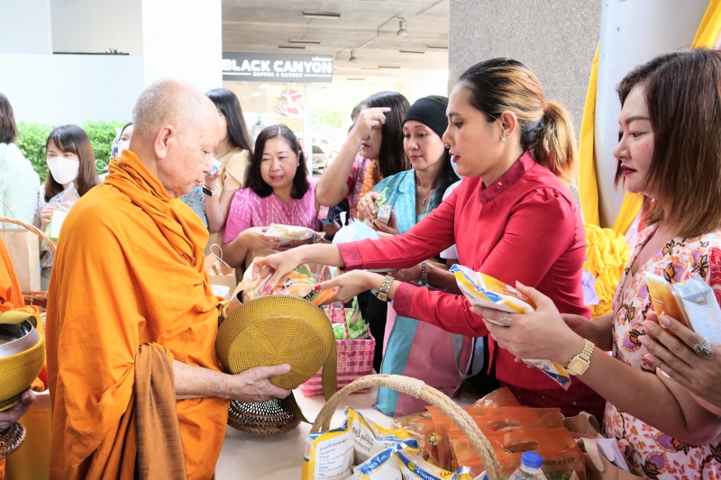 พิธีเจริญพระพุทธมนต์และทำบุญตักบาตร