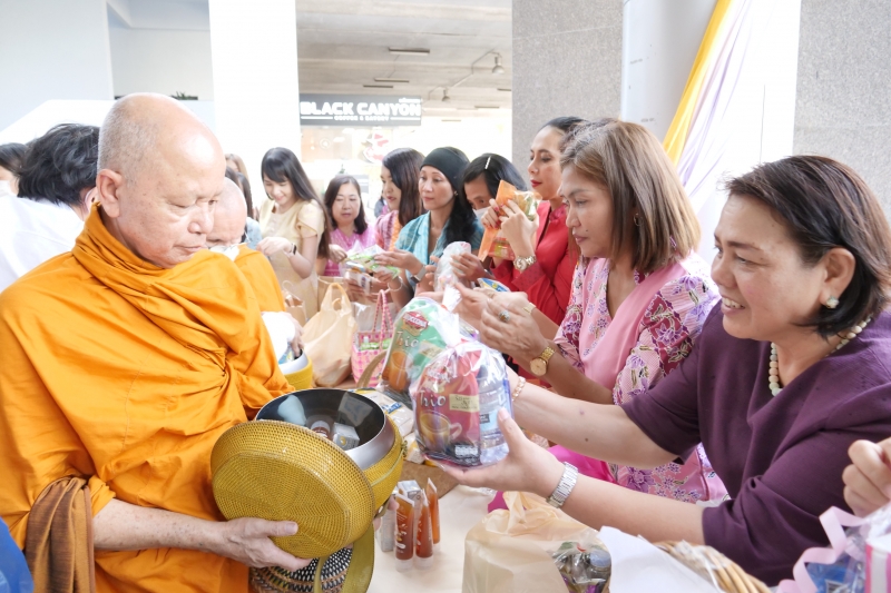 พิธีเจริญพระพุทธมนต์และทำบุญตักบาตร
