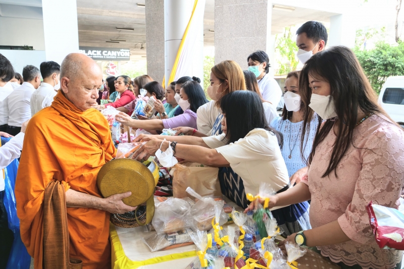 พิธีเจริญพระพุทธมนต์และทำบุญตักบาตร