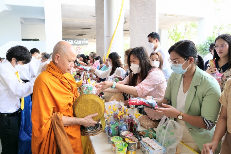 พิธีเจริญพระพุทธมนต์และทำบุญตักบาตร