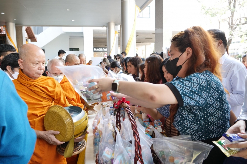 พิธีเจริญพระพุทธมนต์และทำบุญตักบาตร
