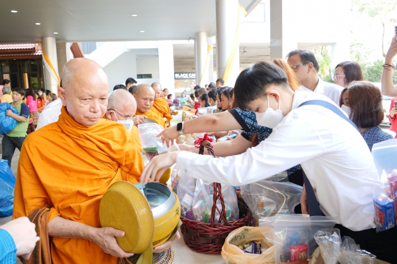 พิธีเจริญพระพุทธมนต์และทำบุญตักบาตร