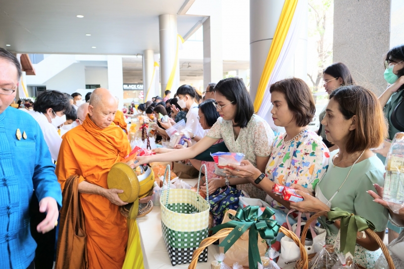 พิธีเจริญพระพุทธมนต์และทำบุญตักบาตร