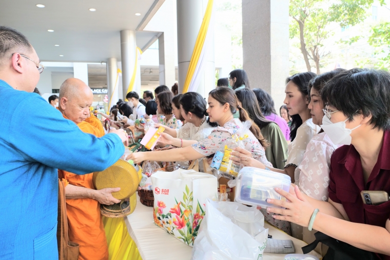 พิธีเจริญพระพุทธมนต์และทำบุญตักบาตร