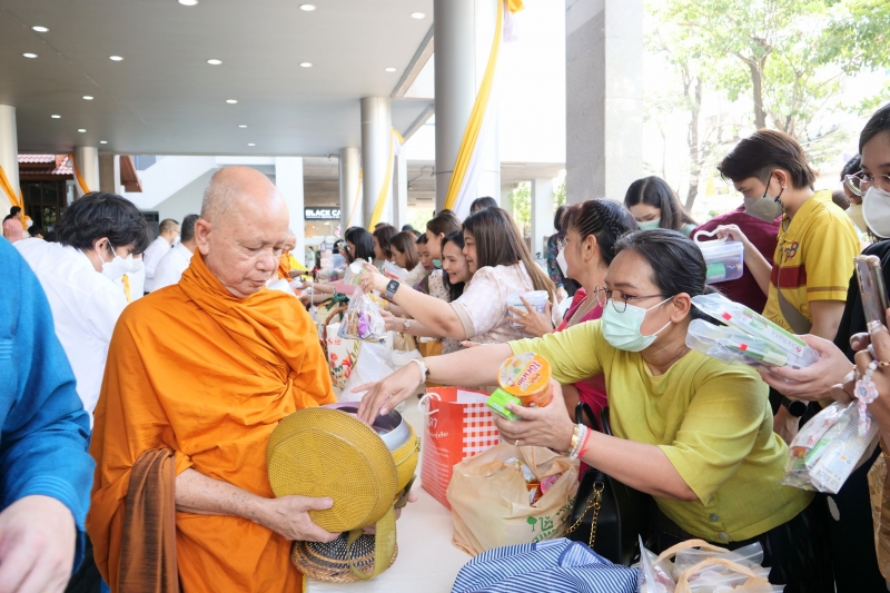 พิธีเจริญพระพุทธมนต์และทำบุญตักบาตร