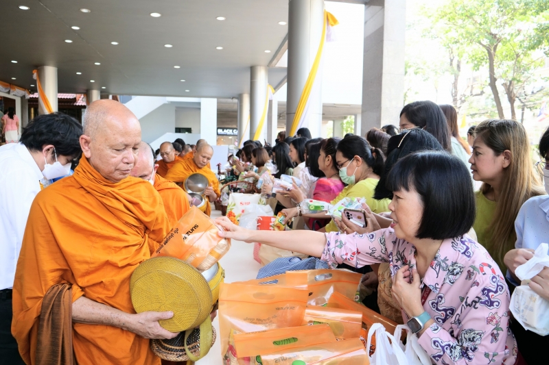 พิธีเจริญพระพุทธมนต์และทำบุญตักบาตร