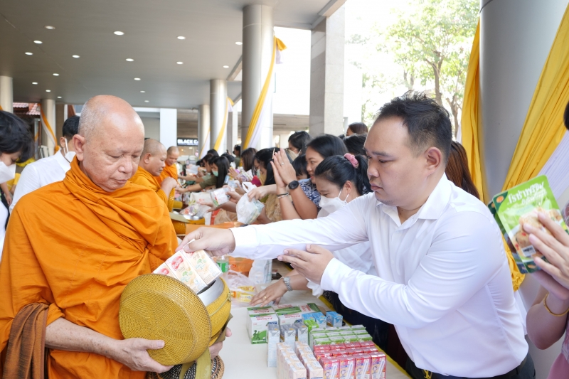 พิธีเจริญพระพุทธมนต์และทำบุญตักบาตร