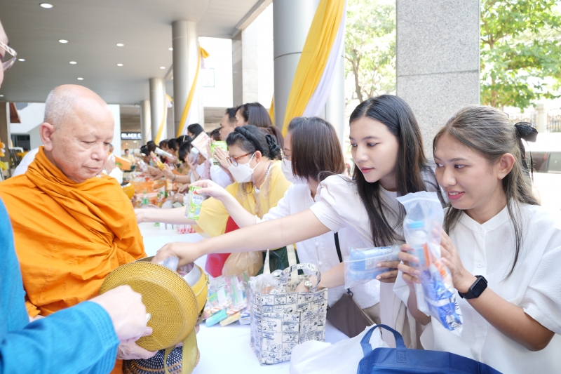 พิธีเจริญพระพุทธมนต์และทำบุญตักบาตร
