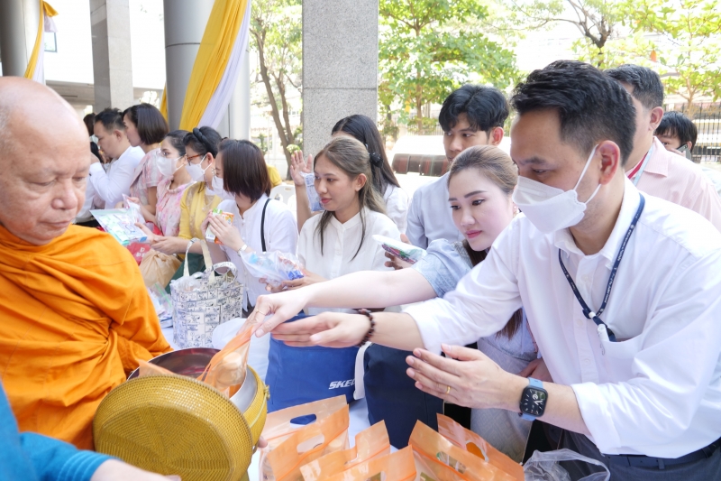 พิธีเจริญพระพุทธมนต์และทำบุญตักบาตร