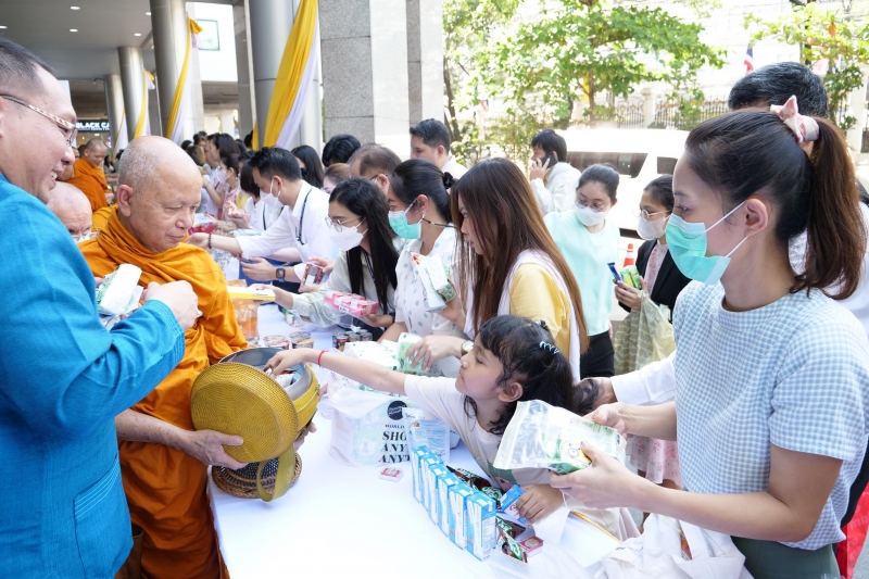 พิธีเจริญพระพุทธมนต์และทำบุญตักบาตร
