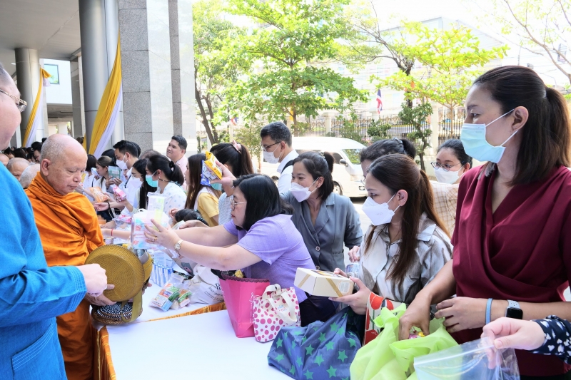 พิธีเจริญพระพุทธมนต์และทำบุญตักบาตร