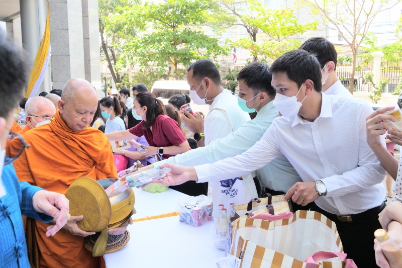 พิธีเจริญพระพุทธมนต์และทำบุญตักบาตร