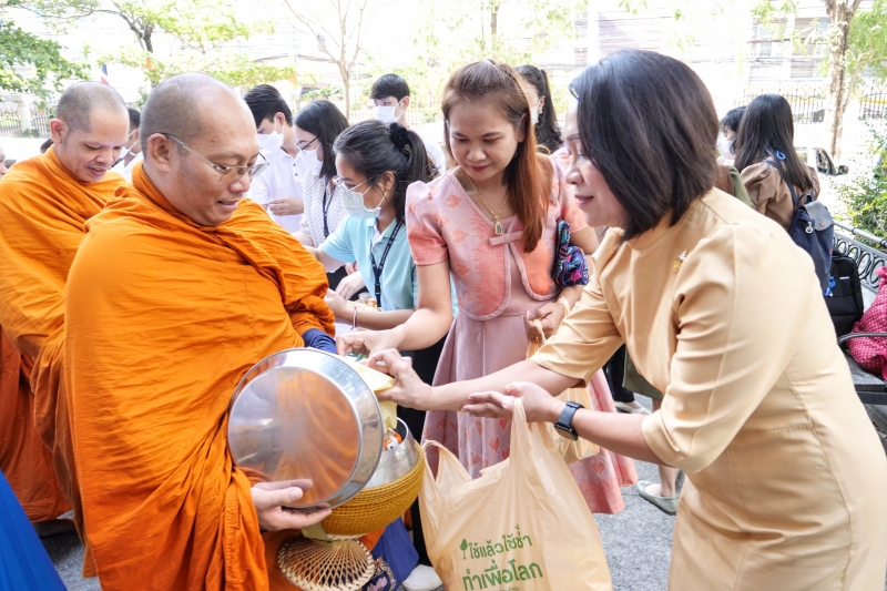 พิธีเจริญพระพุทธมนต์และทำบุญตักบาตร