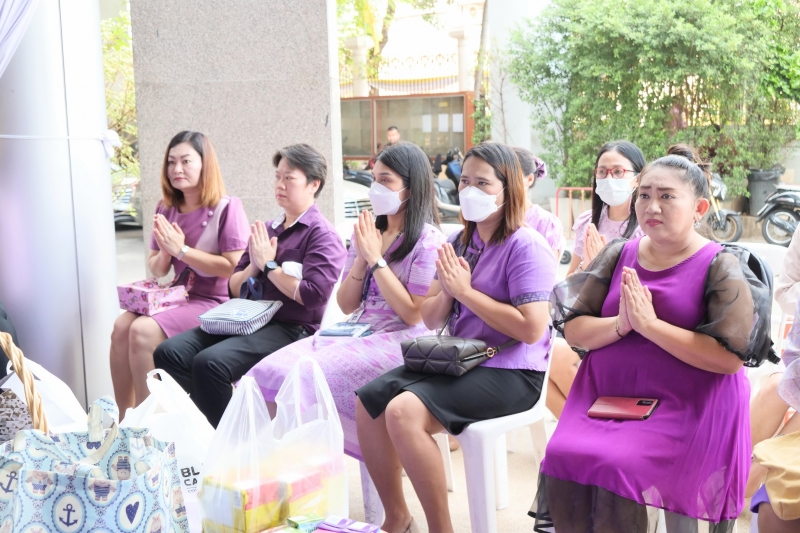 พิธีเจริญพระพุทธมนต์และทำบุญตักบาตร 