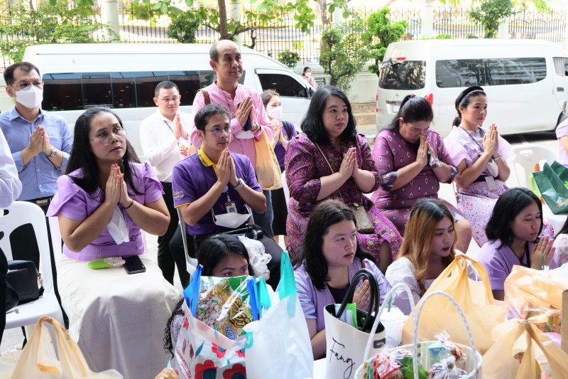 พิธีเจริญพระพุทธมนต์และทำบุญตักบาตร 