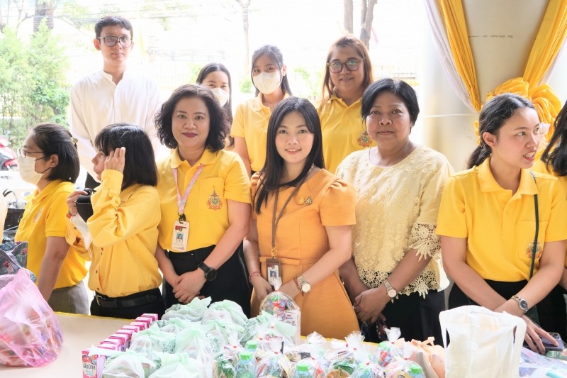 ทำบุญตักบาตร