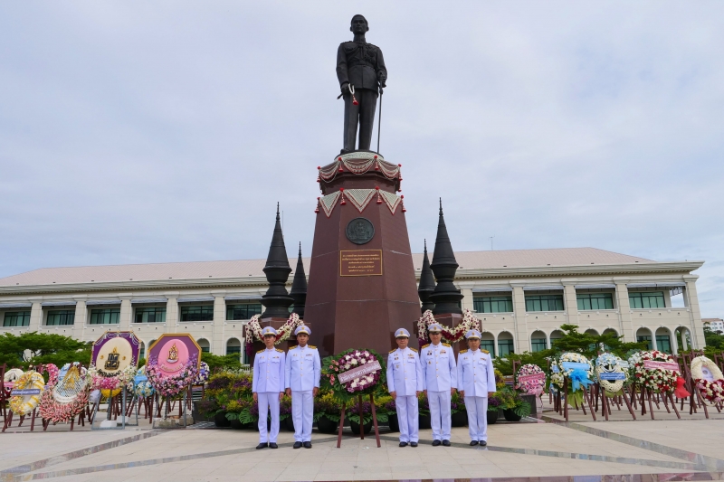 พิธีวางพวงมาลาถวายราชสักการะ