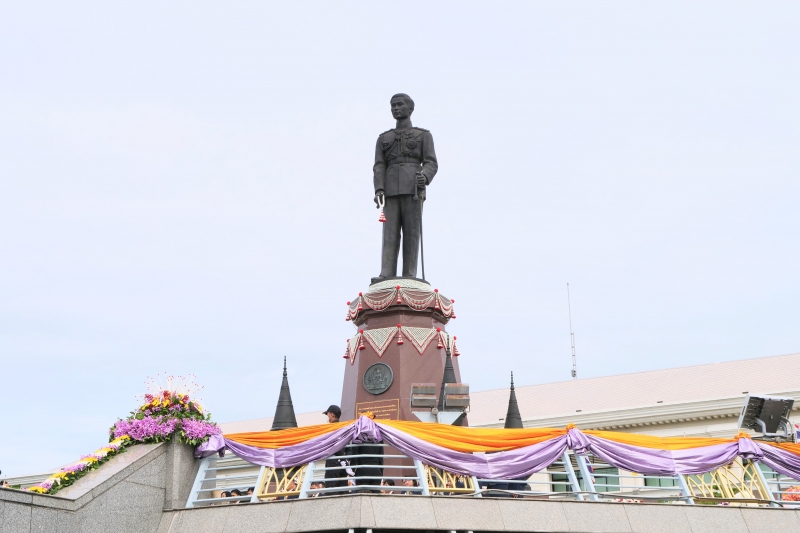 พิธีวางพวงมาลาถวายราชสักการะ