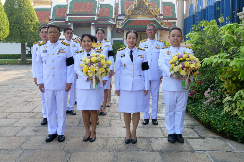 คณะผู้บริหาร และข้าราชการ สตง. ทูลเกล้าทูลกระหม่อมถวายแจกันดอกไม้และลงนาม ถวายพระพร
