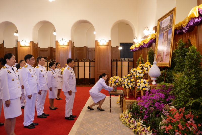 นางพรพิมล นิลทจันทร์ กรรมการตรวจเงินแผ่นดิน ทูลเกล้าทูลกระหม่อมถวายแจกันดอกไม้