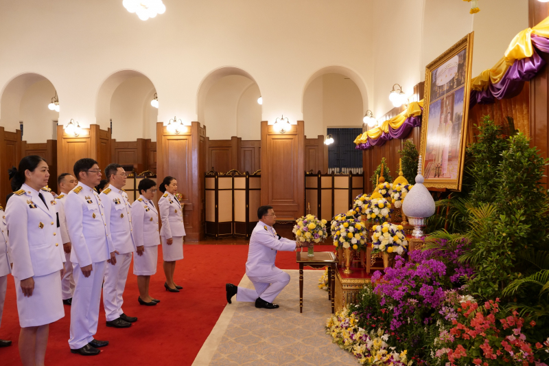 นายมณเฑียร เจริญผล ผู้ว่าการตรวจเงิน แผ่นดิน ทูลเกล้าทูลกระหม่อมถวายแจกันดอกไม้