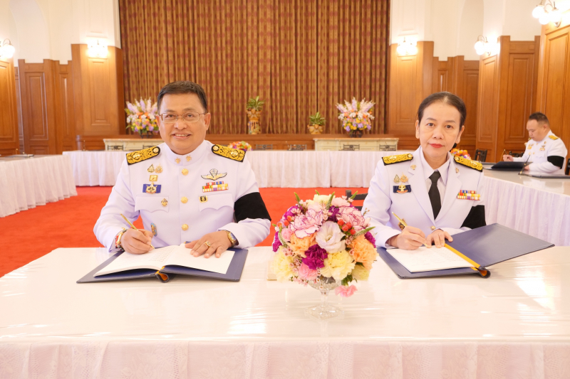 นางพรพิมล นิลทจันทร์ กรรมการตรวจเงินแผ่นดิน นายมณเฑียร เจริญผล ผู้ว่าการตรวจเงินแผ่นดิน ลงนามถวายพระพร