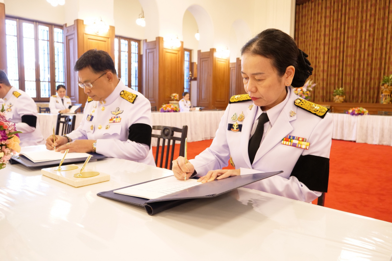 นางพรพิมล นิลทจันทร์ กรรมการตรวจเงินแผ่นดิน นายมณเฑียร เจริญผล ผู้ว่าการตรวจเงินแผ่นดิน ลงนามถวายพระพร