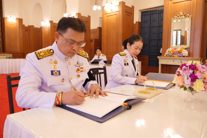 นางพรพิมล นิลทจันทร์ กรรมการตรวจเงินแผ่นดิน นายมณเฑียร เจริญผล ผู้ว่าการตรวจเงินแผ่นดิน ลงนามถวายพระพร