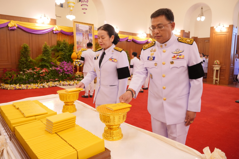 นางพรพิมล นิลทจันทร์ กรรมการตรวจเงินแผ่นดิน นายมณเฑียร เจริญผล ผู้ว่าการตรวจเงินแผ่นดิน ลงนามถวายพระพร