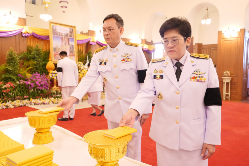 นายคณพศ หงสาวรางกูร และนางสาวกิดาการ แสงวิทยานุกูล รองผู้ว่าการตรวจเงินแผ่นดิน ถวายพระพร