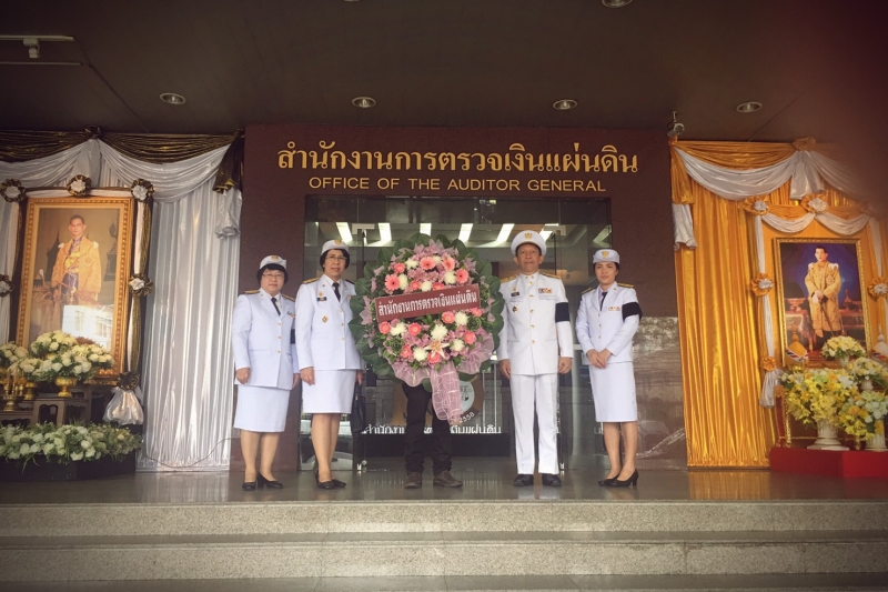 ถวายราชสักการะพระบรมราชานุสาวรีย์พระปกเกล้าเจ้าอยู่หัว