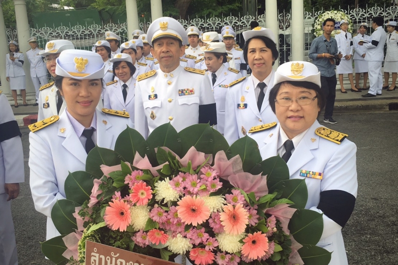 ถวายราชสักการะพระบรมราชานุสาวรีย์พระปกเกล้าเจ้าอยู่หัว