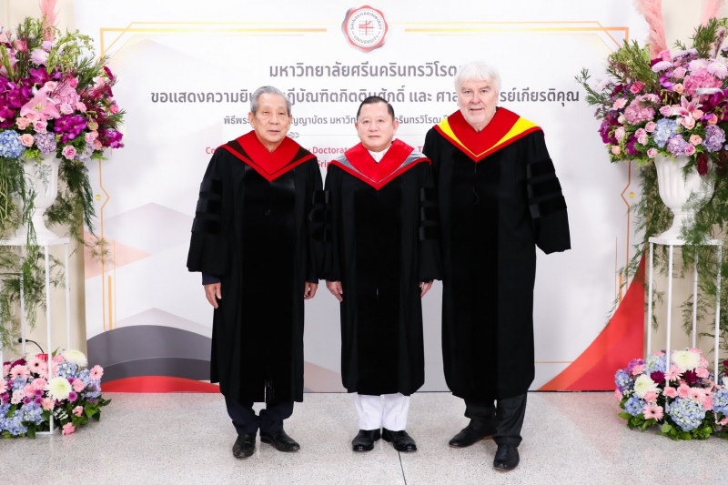  เข้ารับพระราชทานปริญญาปรัชญาดุษฎีบัณฑิตกิตติมศักดิ์