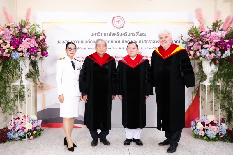  เข้ารับพระราชทานปริญญาปรัชญาดุษฎีบัณฑิตกิตติมศักดิ์