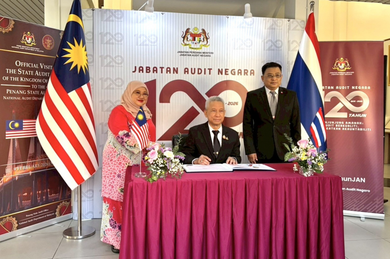 นายยุทธพงษ์ อภิรัตนรังษี กรรมการตรวจเงินแผ่นดิน ลงนาม