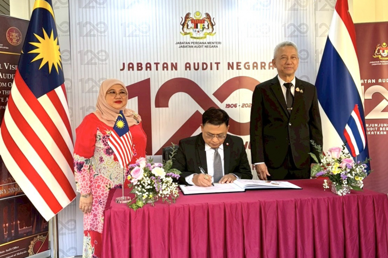 นายมณเฑียร เจริญผล กรรมการตรวจเงินแผ่นดิน ลงนาม