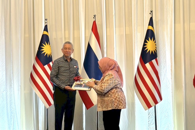 มอบของที่ระลึก