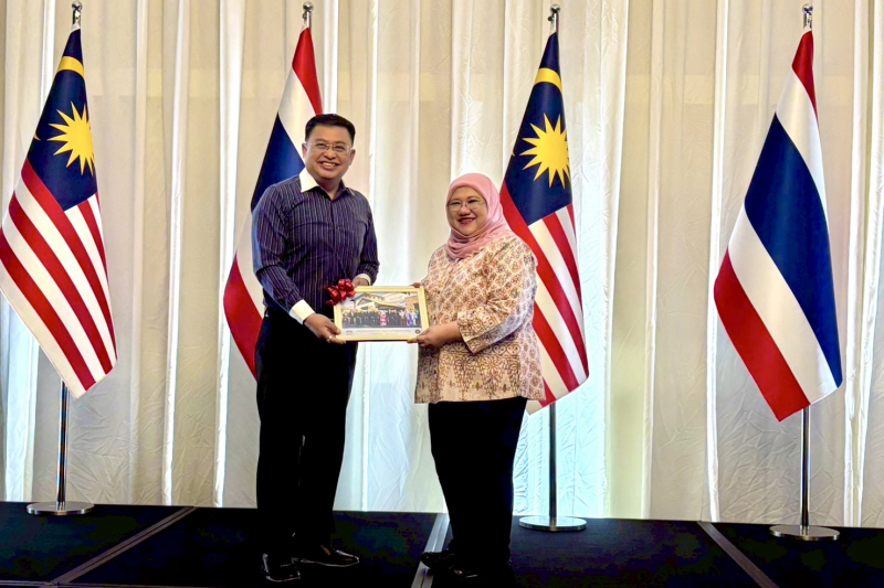 มอบของที่ระลึก