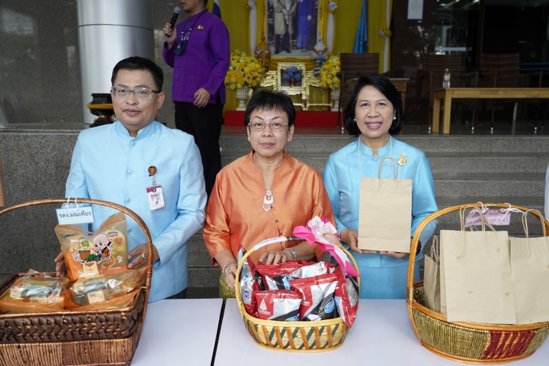 พิธีทำบุญตักบาตรข้าวสารอาหารแห้ง คณะสงฆ์จากวัดอินทรวิหาร พระอารามหลวง